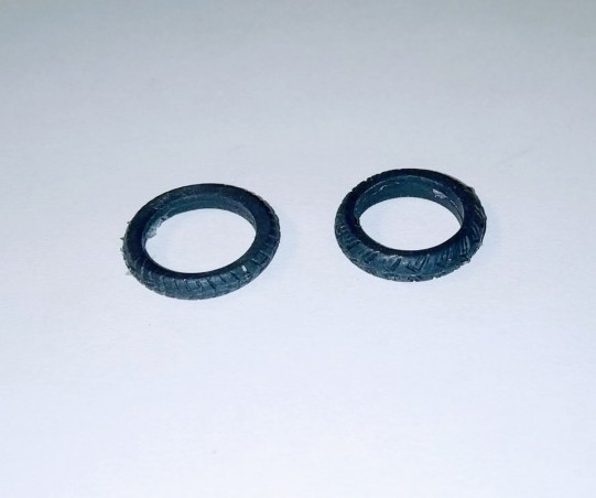 Pneus en résine souple moto BMW K1100 - AV/AR - 1/43ème