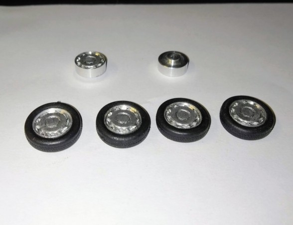 4 roues complètes - Jantes ø9.50 mm + insert + pneus - Ech. 1/43
