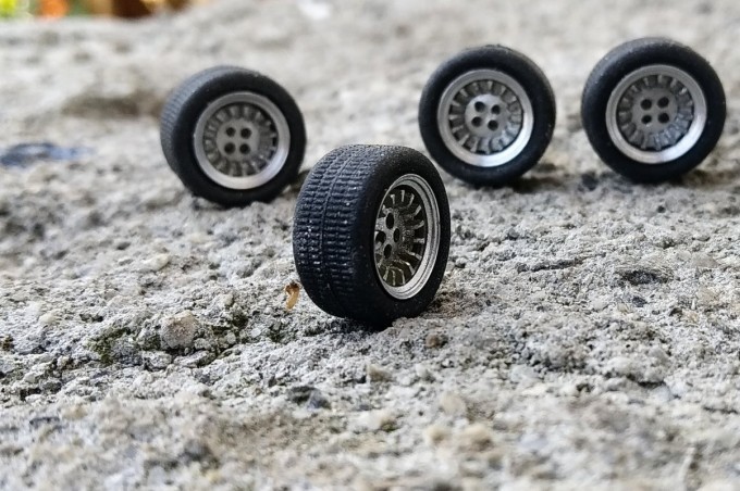 4 roues complètes - Jantes ø9.50 mm + insert + pneus - Ech. 1:43