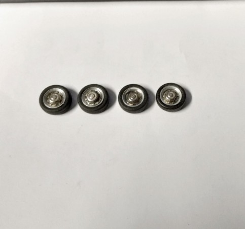 4 roues complètes - Jantes ø9.50 mm + insert + pneus - Ech. 1/43