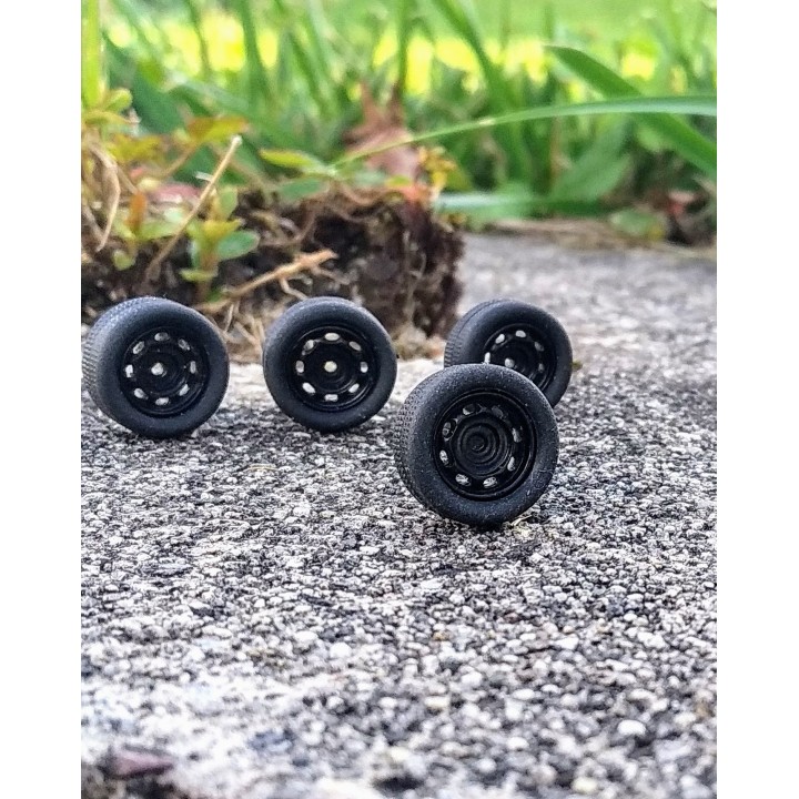 4 roues complètes noires - Diam. 13mm - Ech. 1:43 - Résine