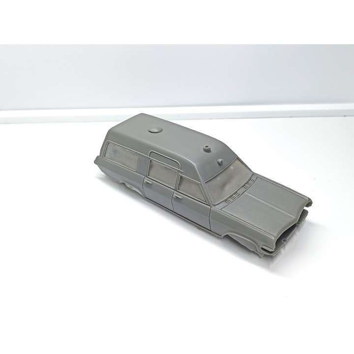 Incomplet : Kit OPEL Kapitan "Ambulance" 1965 - Résine - 1:43