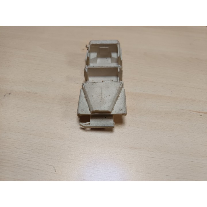 En l'état : CARROSSERIE - Pare-chocs cassé (n°720-01) - Résine - 1:43