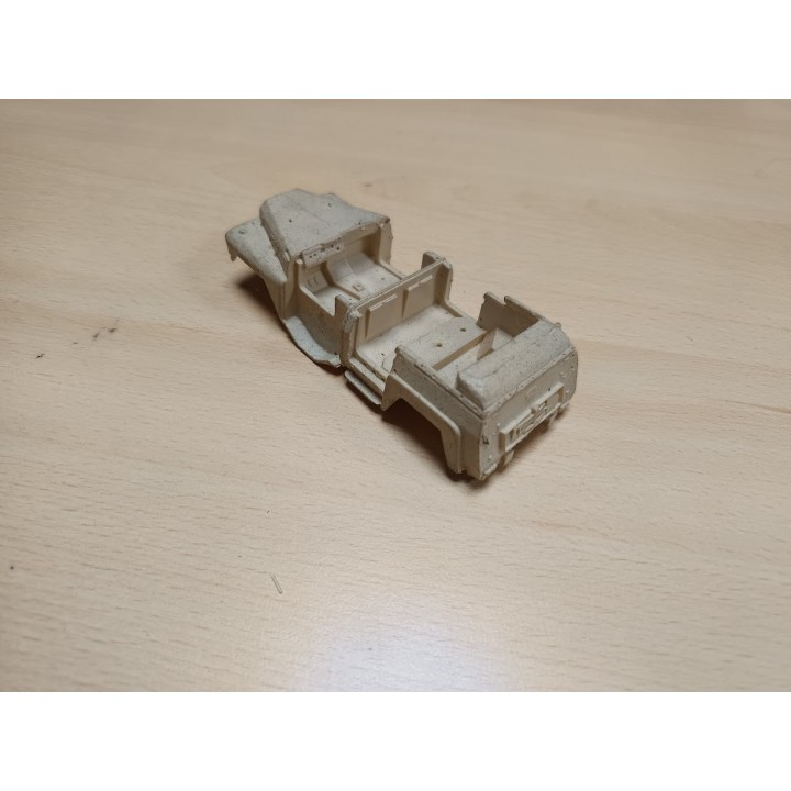 En l'état : CARROSSERIE - Pare-chocs cassé (n°720-01) - Résine - 1:43
