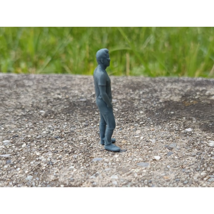 Diorama : Homme debout avec lunettes H.42.70mm - 3D CREATIVE - 1:43