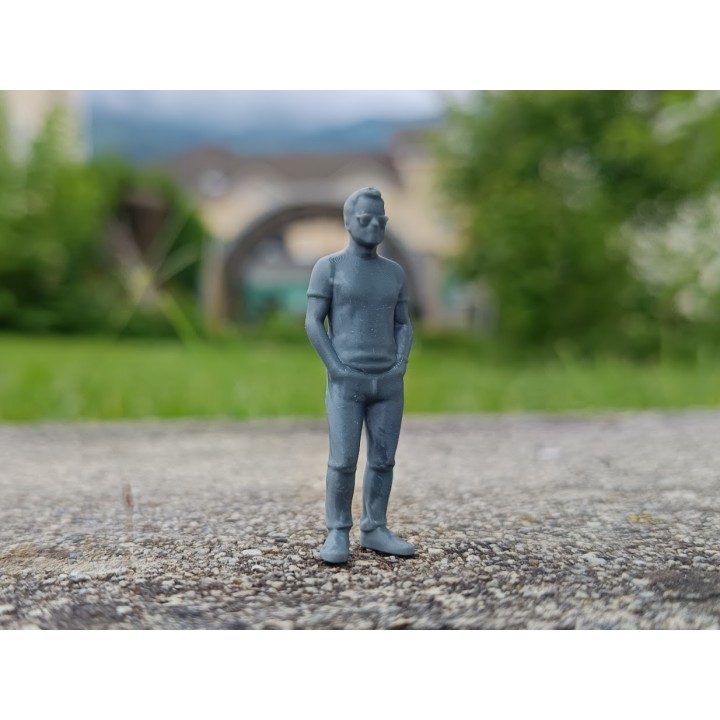 Diorama : Homme debout avec lunettes H.42.70mm - 3D CREATIVE - 1:43