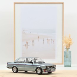 Marketplace - BMW M535i 1980 Bleu mét avec décoration - Norev - 1:18