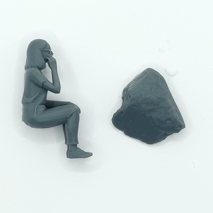 Femme assise sur un rocher au téléphone – Diorama 3D Creative – Échelle 1/43