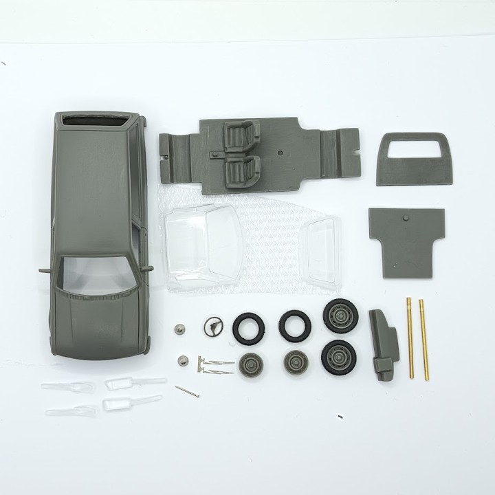 Pièces du kit Peugeot 305 Break tôlée 1:43 disposées à plat avant assemblage