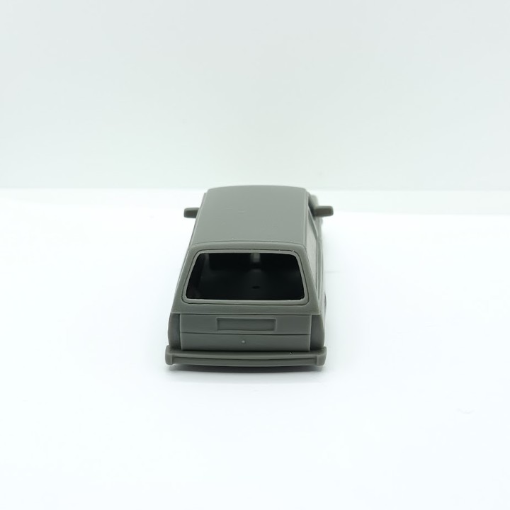 Peugeot 305 Break tôlée 1:43 en kit vue de l’arrière