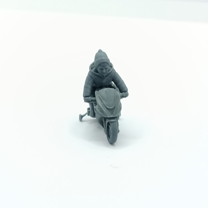 Diorama 1:43 – Timothée sur sa moto électrique | Figurine 3D Creative