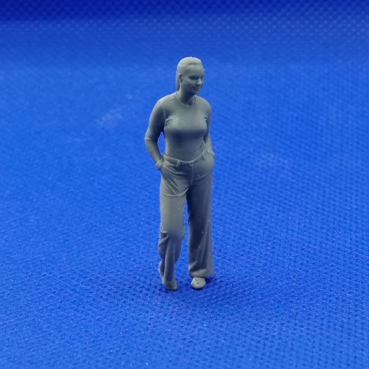 Diorama : Femme fait la pose (Clara) - 3D Creative - 1:43
