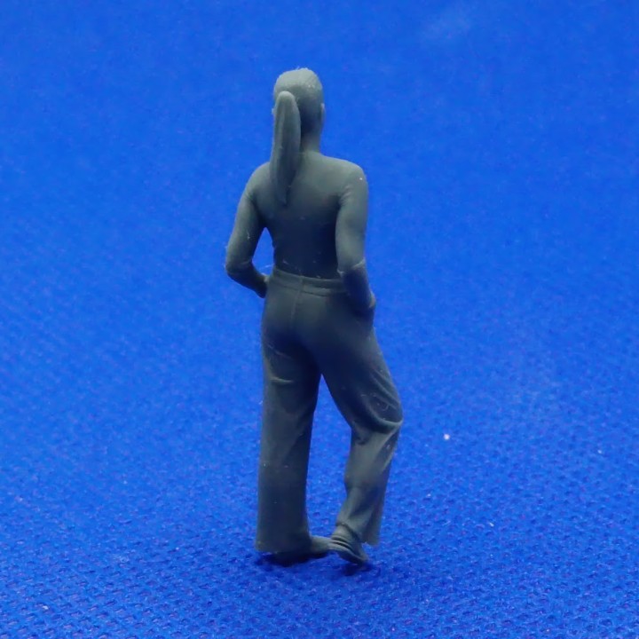 Diorama : Femme fait la pose (Clara) - 3D Creative - 1:43