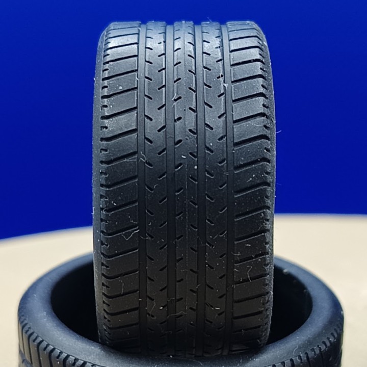 4 pneus souples - Taille AV/AR - Résine souple - 1:18