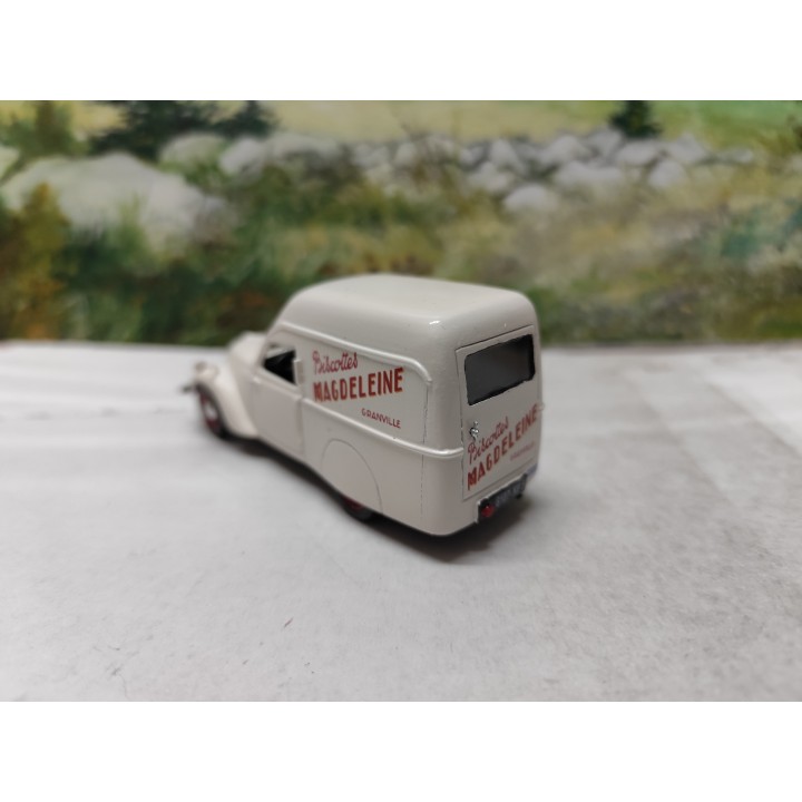 PEUGEOT 202 MAGDELEINE CARROSSERIE GRUAU ECH 1/43 montée