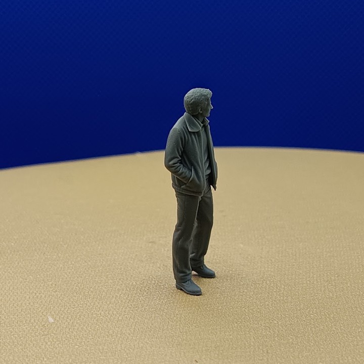 Personnage miniature en résine 3D, homme en veste vu de profil à l’échelle 1:43