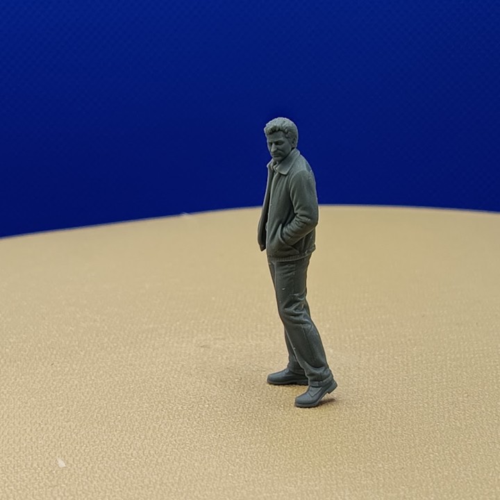 Personnage homme en veste pour diorama 1:43, réalisé en résine 3D