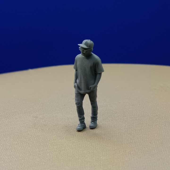 Personnage adolescent en casquette et lunettes pour diorama 1:43 vu légèrement de face