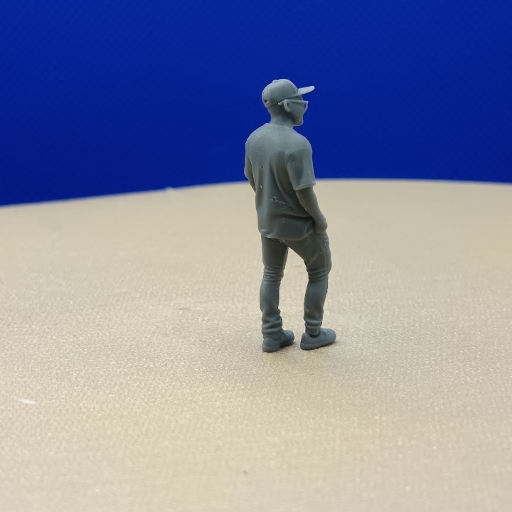 Personnage adolescent en casquette et lunettes pour diorama 1:43 vu de dos