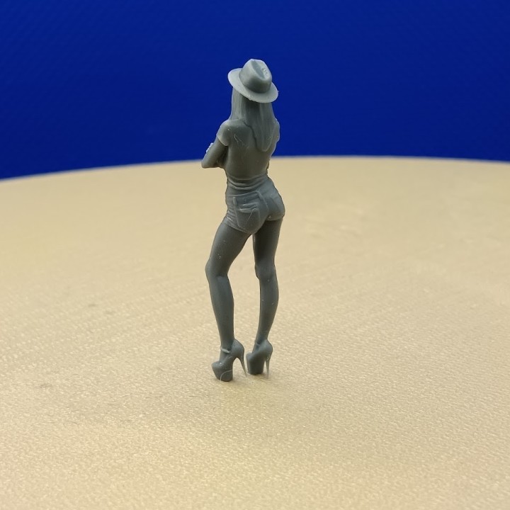 Diorama : Femme au chapeau - 3D CREATIVE - 1:43