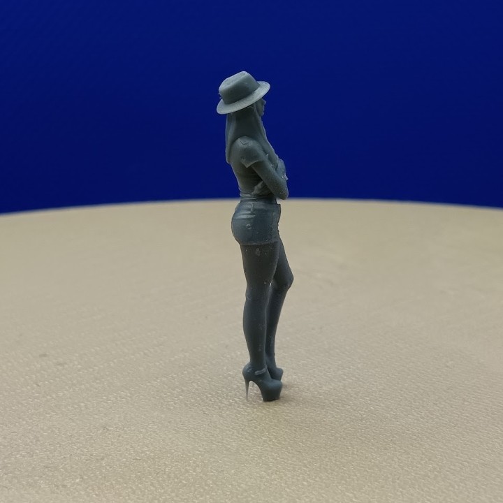 Diorama : Femme au chapeau - 3D CREATIVE - 1:43