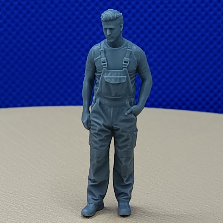 Personnage miniature en salopette pour diorama 1:43