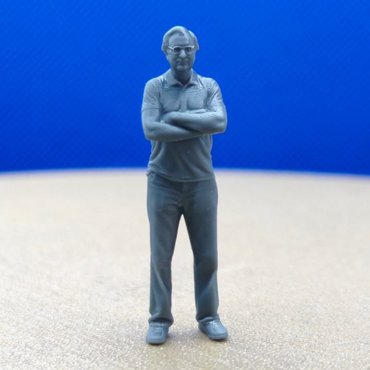 Homme à lunettes bras croisés 1:43 - 3D Creative