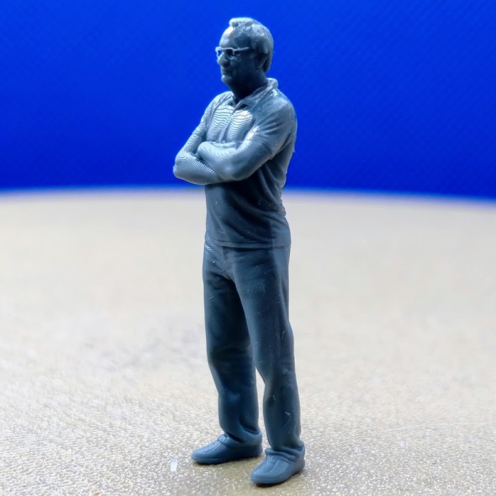 Homme à lunettes bras croisés 1:43 - 3D Creative