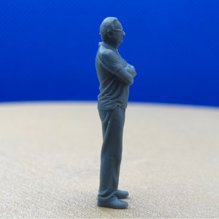 Homme à lunettes bras croisés 1:43 - 3D Creative