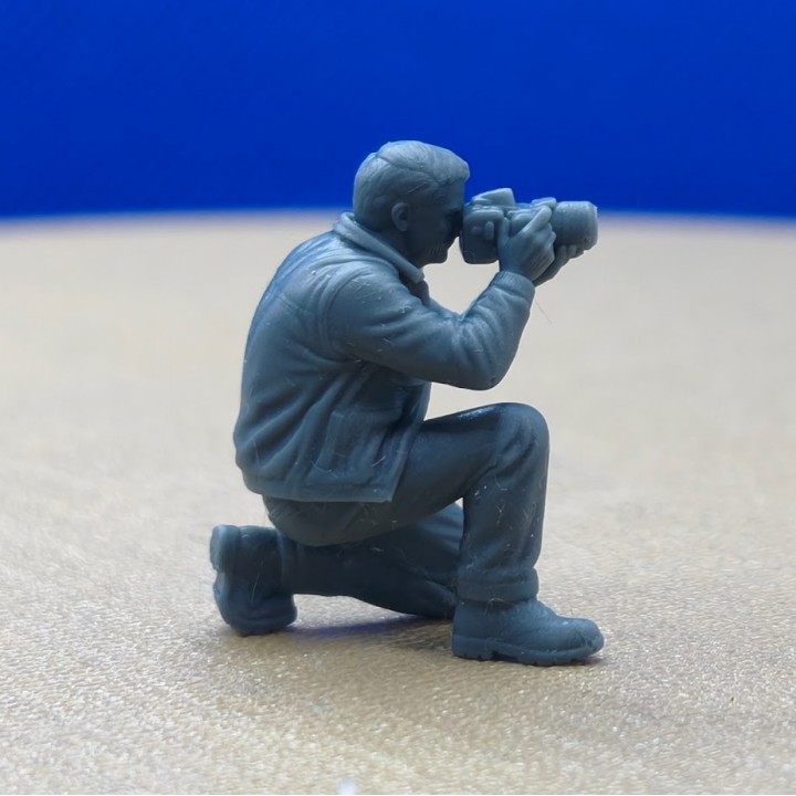 Photographe à genou 1:43 - Figurine 3D Creative