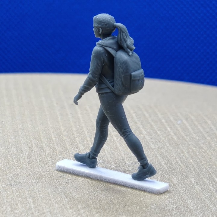 Diorama : Femme qui marche (randonnée) - 3D CREATIVE - 1/43