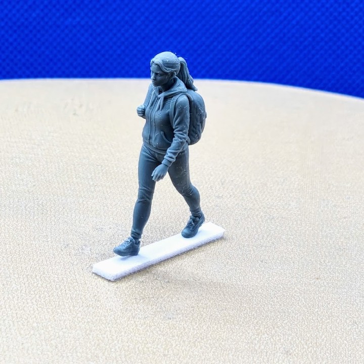 Diorama : Femme qui marche (randonnée) - 3D CREATIVE - 1/43