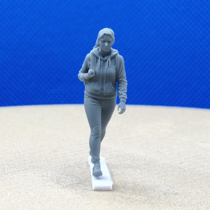Diorama : Femme qui marche (randonnée) - 3D CREATIVE - 1/43