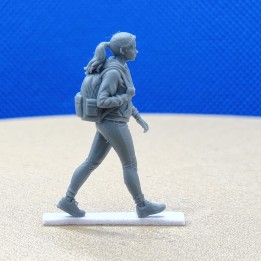 Diorama : Femme qui marche (randonnée) - 3D CREATIVE - 1/43
