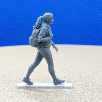 Diorama : Femme qui marche (randonnée) - 3D CREATIVE - 1/43