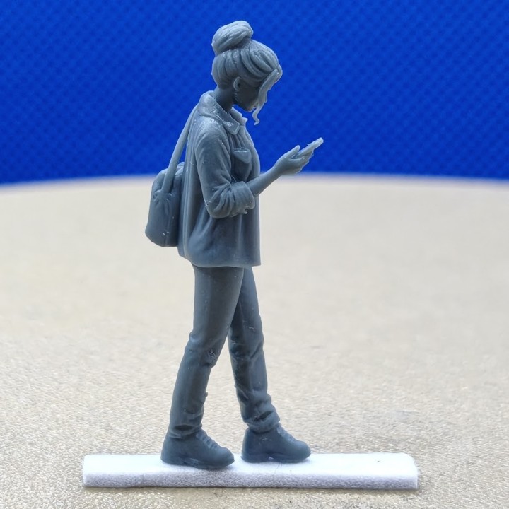 Femme qui regarde son téléphone 1:43 - 3D Creative