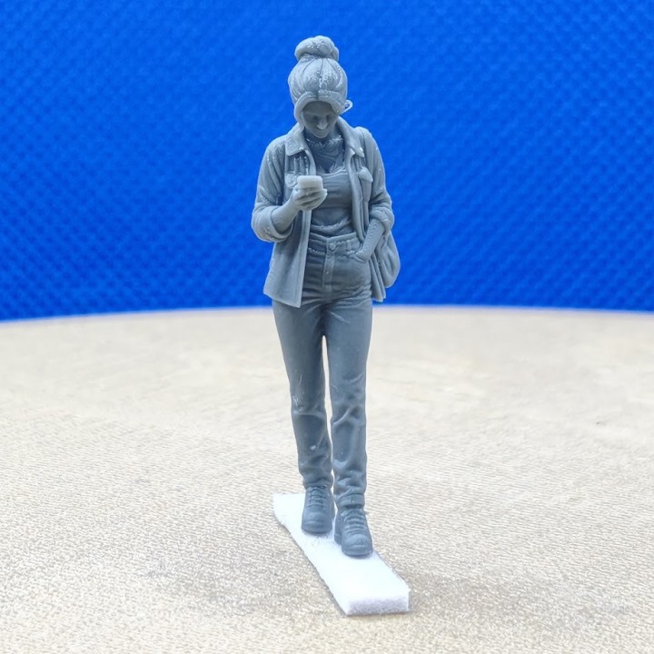Femme qui regarde son téléphone 1:43 - 3D Creative