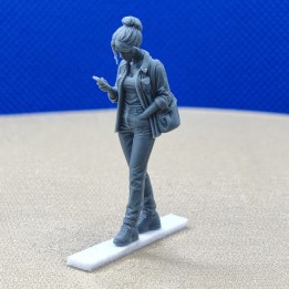 Femme qui regarde son téléphone 1:43 - 3D Creative