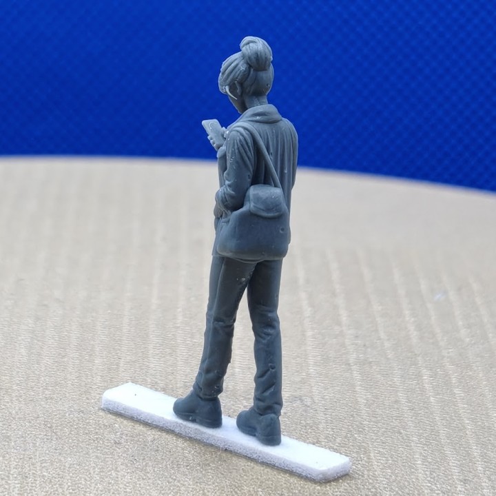 Femme qui regarde son téléphone 1:43 - 3D Creative