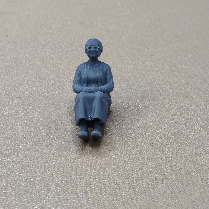 Mamie à lunettes assise 1:43 - 3D Creative
