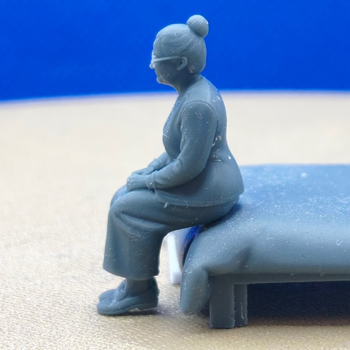 Mamie à lunettes assise 1:43 - 3D Creative