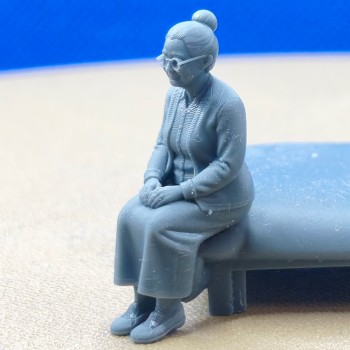 Diorama : Mamie à lunettes assise - 3D CREATIVE - 1:43
