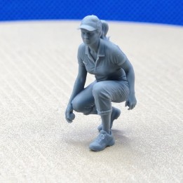 Joueuse de pétanque accroupie 1:43 - 3D Creative