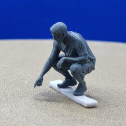 Joueur de pétanque accroupi ramasse sa boule 1:43 - 3D Creative