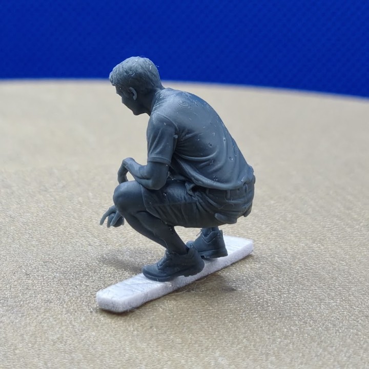 Joueur de pétanque accroupi ramasse sa boule 1:43 - 3D Creative