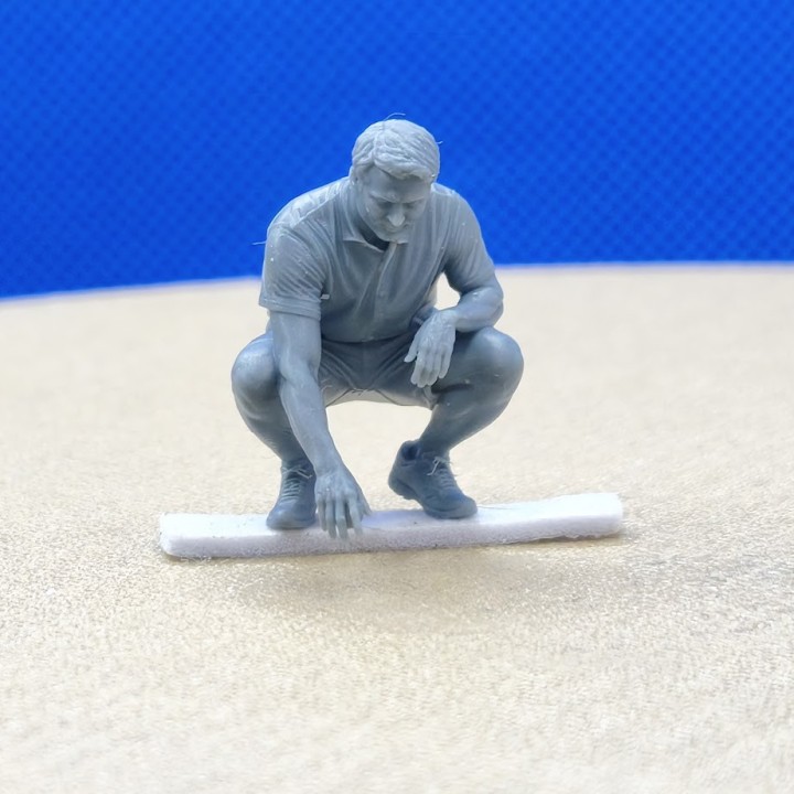Joueur de pétanque accroupi ramasse sa boule 1:43 - 3D Creative