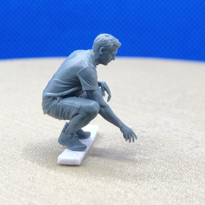 Joueur de pétanque accroupi ramasse sa boule 1:43 - 3D Creative