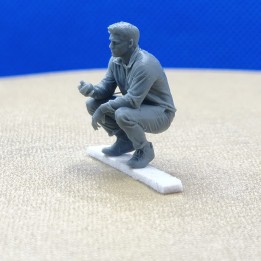 Homme accroupi se prépare à pointer 1:43 - 3D Creative