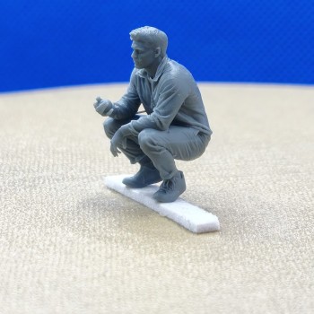 Diorama : Homme accroupi se prépare à pointer -3D CREATIVE -1:43