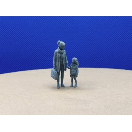 Diorama maman et sa fille en route pour l'école 3D Creative à l'échelle 1:43